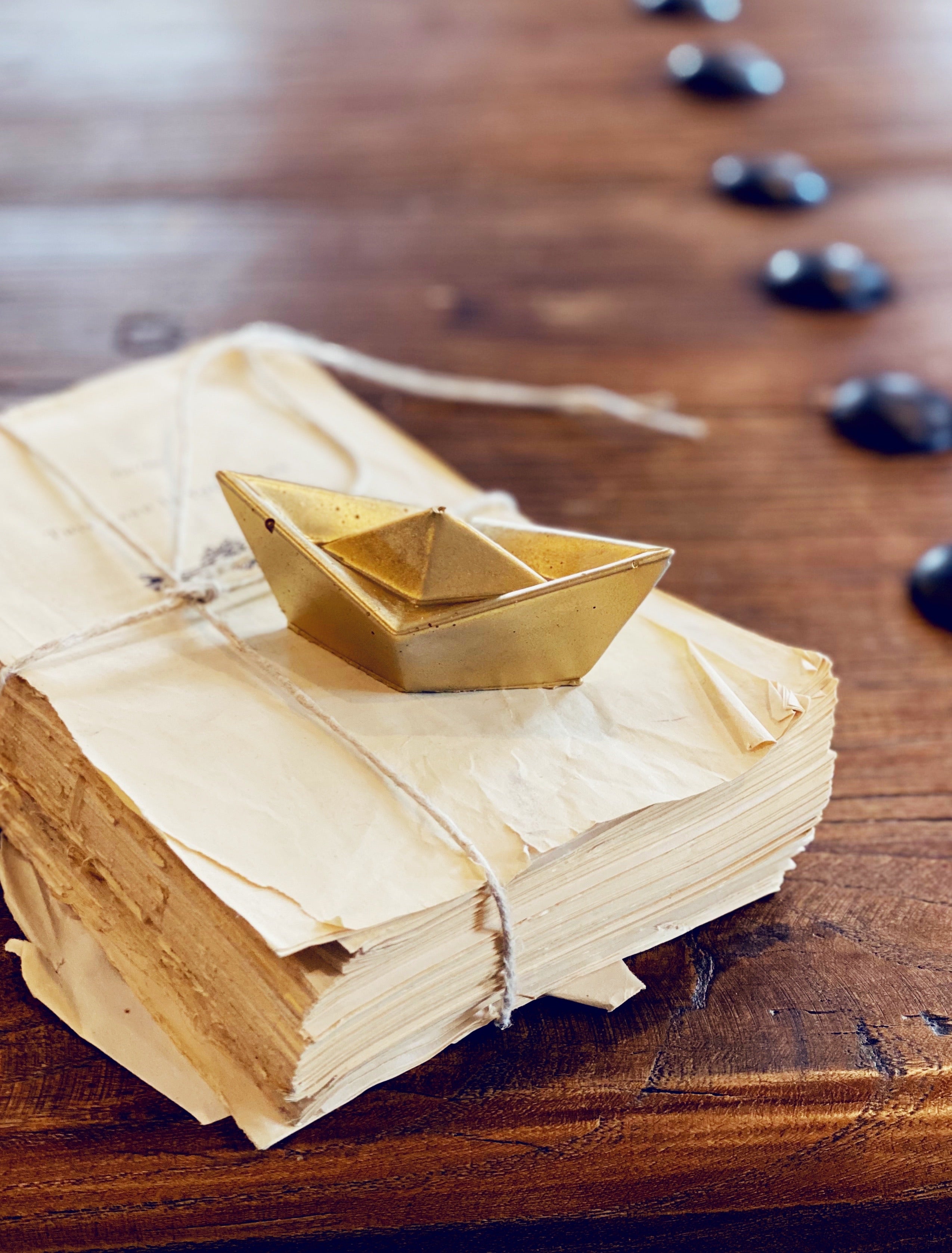 Paper <Concrete> Boat Incense Holder