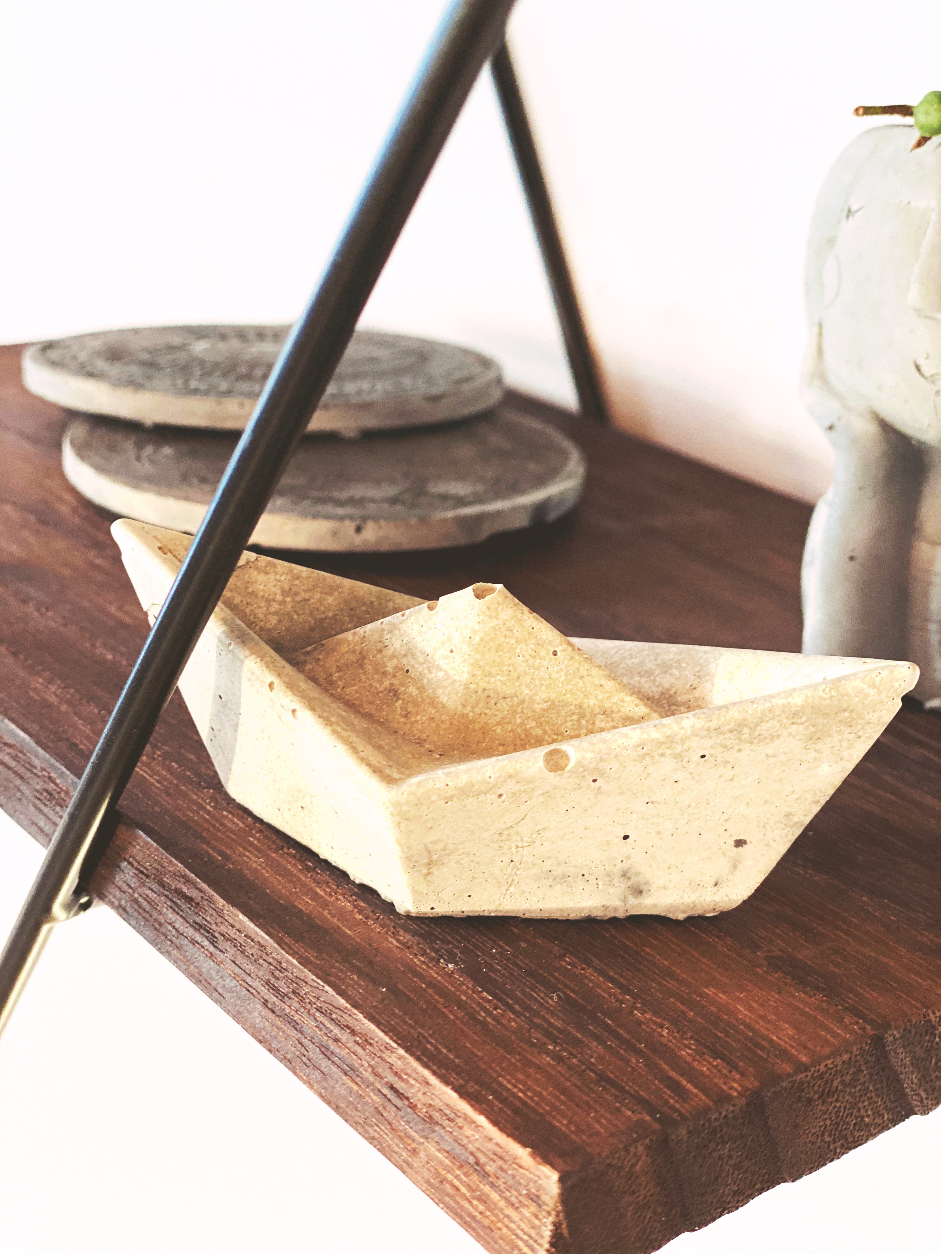Paper <Concrete> Boat Incense Holder
